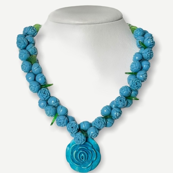 Vintage Lucite / Bakelite carved bead necklace